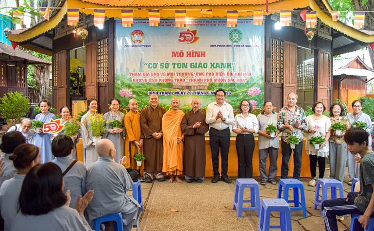 Chùa Phước Bửu, tịnh xá Ngọc Chánh tặng cây xanh, lan tỏa mô hình “Cơ sở tôn giáo xanh” đến người dân vào ngày 29-6 - Ảnh: Quảng Đạo/BGN