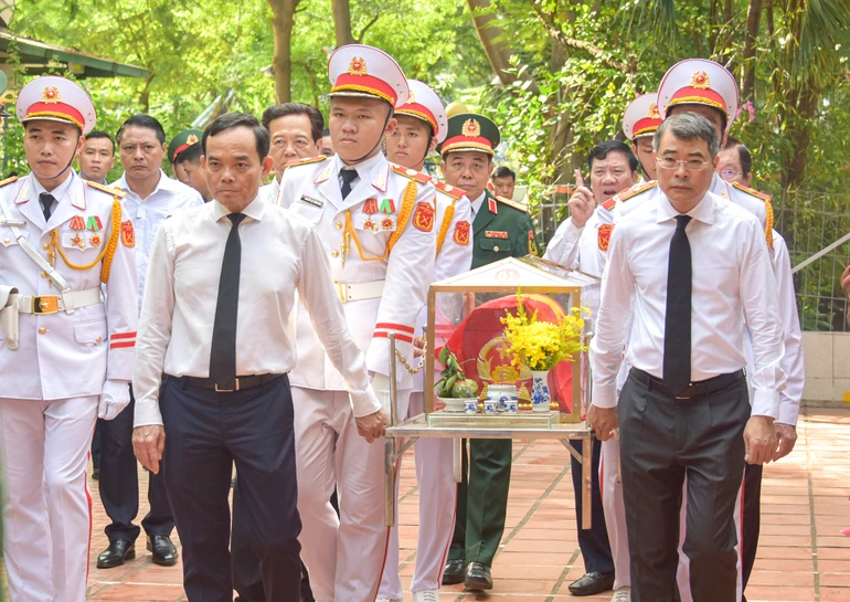 Thủ tướng Chính phủ Lê Minh Hưng trong Lễ di quan hài cốt các liệt sĩ quy tập tại Đài tưởng niệm liệt sĩ - Ảnh: Quảng Đạo/BGN