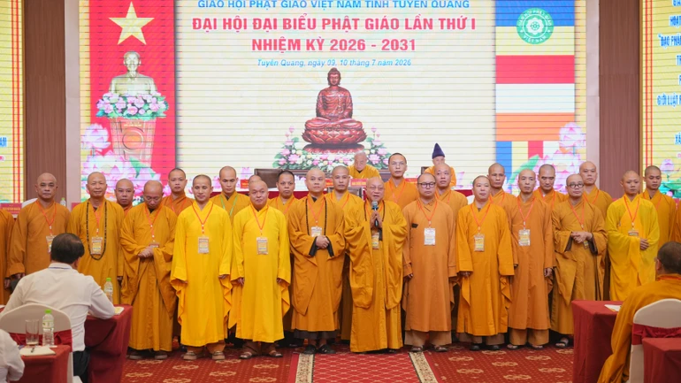 Hòa thượng Thích Gia Quang cùng tập thể Ban Trị sự GHPGVN tỉnh Tuyên Quang nhiệm kỳ 2026-2031 phát biểu nhận nhiệm vụ