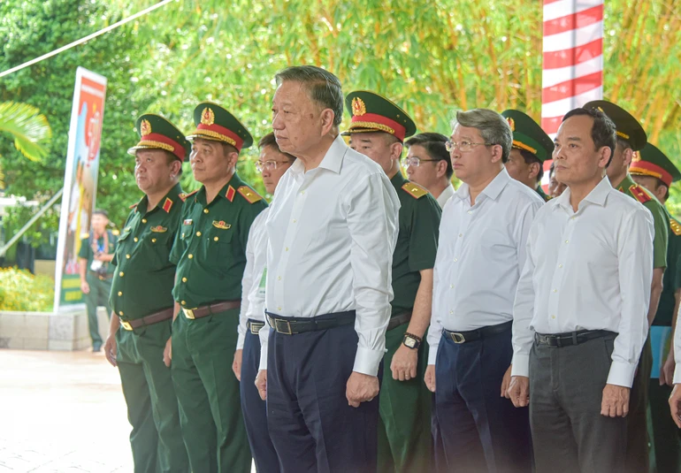 Tổng Bí thư, Chủ tịch nước Tô Lâm tưởng niệm các Anh hùng, liệt sĩ tại công viên Lê Thị Riêng - Ảnh: Quảng Đạo/BGN