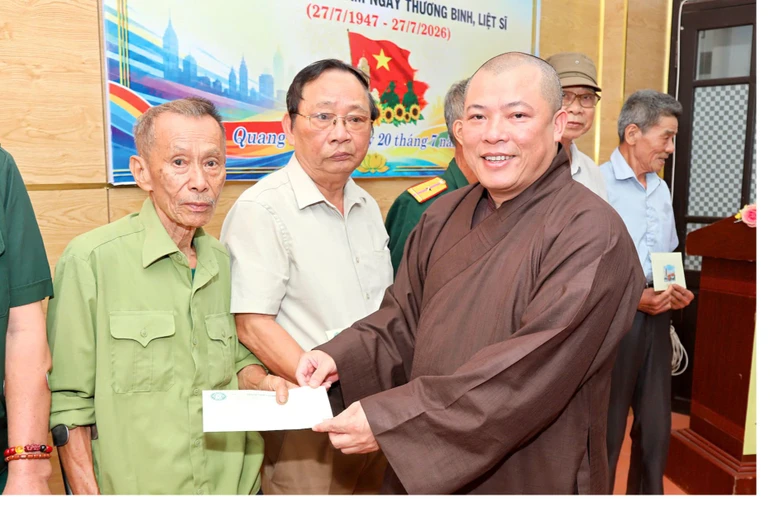 Thượng tọa Thích Tâm Chính trao quà đến các thương binh trên địa bàn phường Quang Trung, tỉnh Thanh Hóa