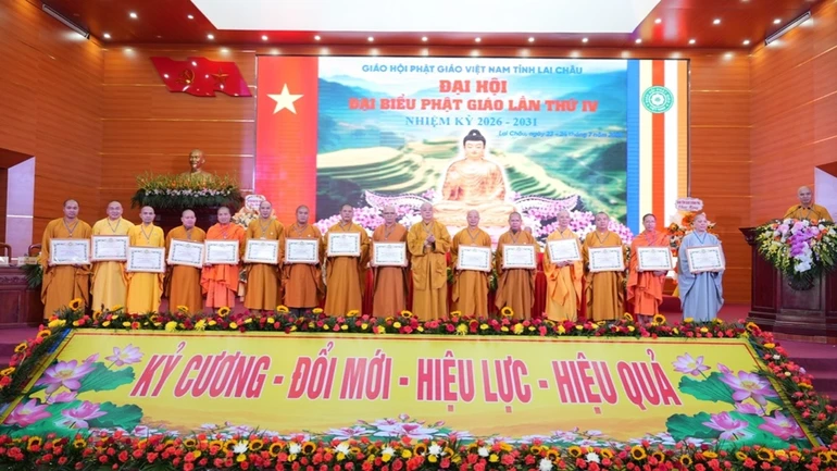 Các cá nhân thuộc Ban Trị sự GHPGVN tỉnh Lai Châu nhận Bằng tuyên dương công đức của Trung ương Giáo hội
