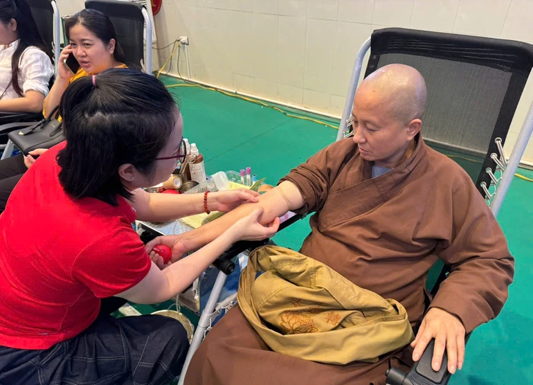 Hành giả tham gia hiến máu nhân đạo hưởng ứng chiến dịch "Giọt hồng xứ Tuyên"