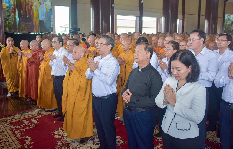 Chư tôn đức lãnh đạo Giáo hội, Ban Trị sự GHPGVN TP.HCM và chính quyền TP.HCM tham dự lễ tưởng niệm - Ảnh: Quảng Đạo/BGN