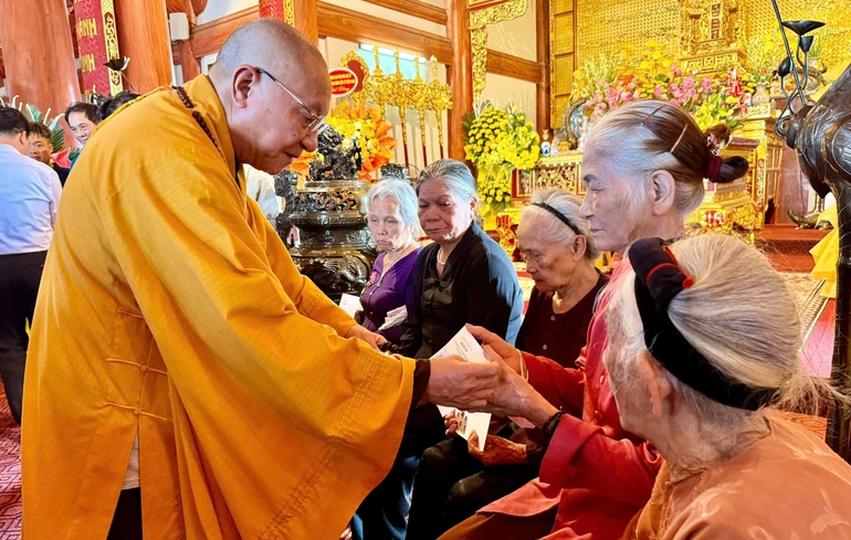 Hòa thượng Thích Gia Quang trao tặng các phần quà ý nghĩa tới thân nhân liệt sĩ