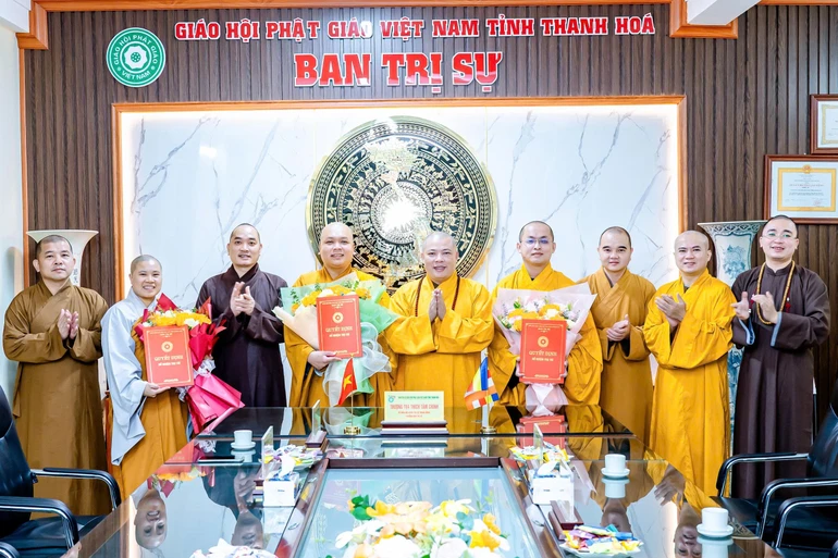 Thượng tọa Thích Tâm Chính trao quyết định bổ nhiệm trụ trì đến chư Tăng, Ni