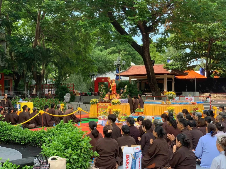 Hơn 300 Phật tử chùa Di Lặc (phường Bình Hưng Hòa, TP.HCM) tụng kinh cầu nguyện anh linh các anh hùng liệt sĩ tại Công viên Lê Thị Riêng