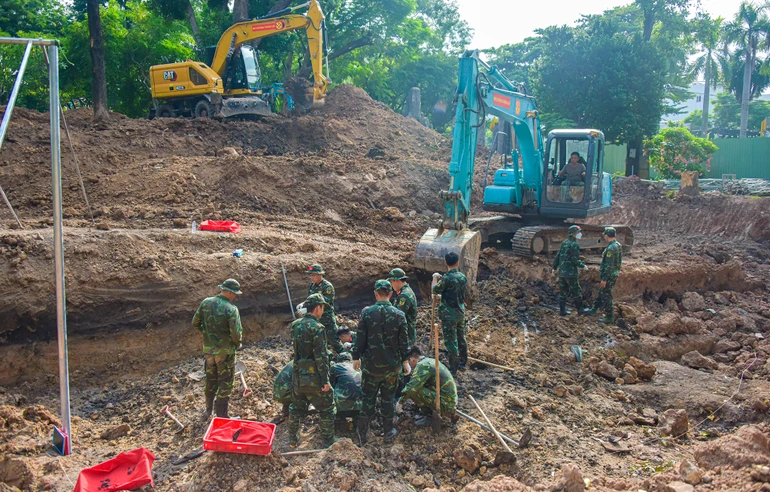 Đội Quy tập hài cốt liệt sĩ tiếp tục di dời đất, mở rộng phạm vi tìm kiếm tại Khu B trong Công viên Lê Thị Riêng