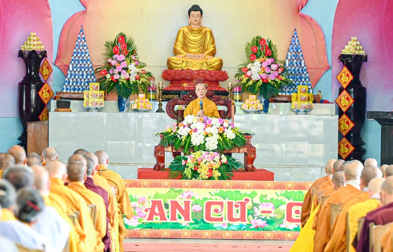 Hòa thượng Thích Bảo Nghiêm sách tấn hành giả an cư tại hạ trường chùa Khải Nam