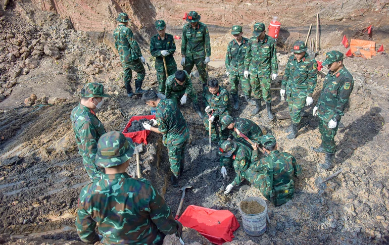 Lực lượng làm nhiệm vụ đã phát hiện, quy tập 358 bộ hài cốt liệt sĩ tại Công viên Lê Thị Riêng (P.Hòa Hưng, TP.HCM) - Ảnh: Quảng Đạo/BGN