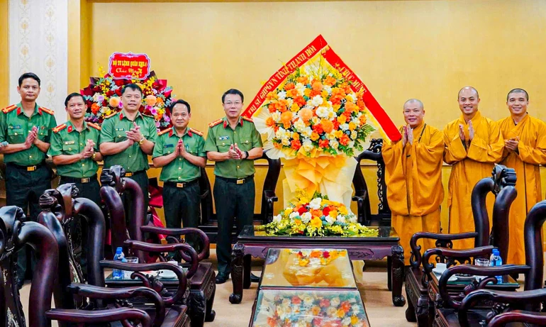 Ban Trị sự GHPGVN tỉnh Thanh Hóa tặng lẵng hoa chúc mừng đến tập thể Công an tỉnh 