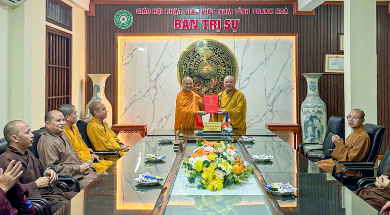 Thượng tọa Thích Tâm Chính trao quyết định thành lập Ban Quản trị tịnh xá Linh Sơn (xã Thắng Lợi)