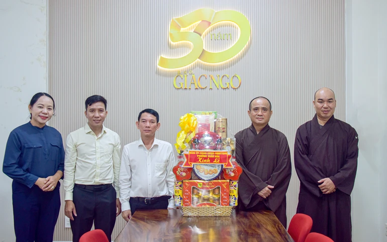 Đoàn lãnh đạo phường Xuân Hòa (TP.HCM) thăm Báo Giác Ngộ vào sáng 18-8 - Ảnh: Quảng Đạo/BGN