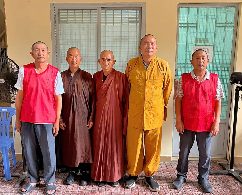 Các đối tượng người nước ngoài mặc trang phục tu sĩ Phật giáo có hành vi mời gọi, bán hàng rong, nhận tiền của khách nước ngoài vừa bị công an phường Bến Thành phát hiện