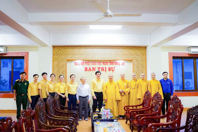Đoàn Ủy ban MTTQVN tỉnh Nghệ An thăm Ban Trị sự nhân mùa Vu lan hiếu hạnh