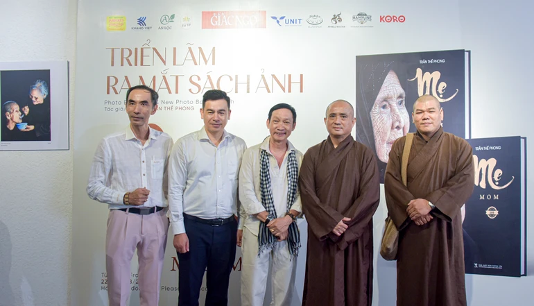 Bạn bè, người thân chúc mừng tác giả Trần Thế Phong ra mắt sách ảnh về mẹ vào chiều 22-8 - Ảnh: Quảng Đạo/BGN