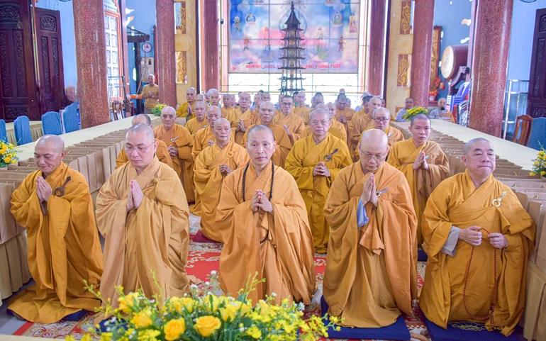 Chư Tăng, Ni liên phường Tân Định, Sài Gòn, Bến Thành, Cầu Ông Lãnh (TP.HCM) cùng nhau về tổ đình Vạn Thọ (P.Tân Định, TP.HCM) thực hiện nghi thức tác pháp Tự tứ, khánh tuế chư vị tôn túc Hòa thượng - Ảnh: Quảng Đạo/BGN