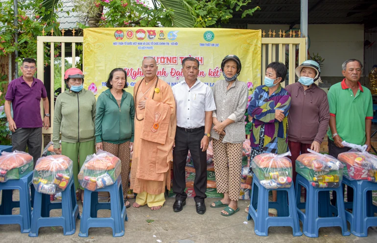 Chư Tăng tịnh thất An Lạc cùng chính quyền địa phương trao quà đến người dân khó khăn trong mùa Vu lan - Báo hiếu