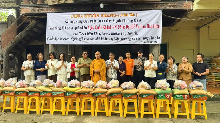 Chùa Huyền Trang trao tặng 300 phần quà Vu lan đến các hộ nghèo