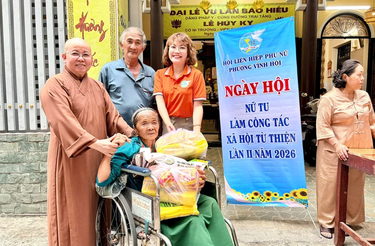  Sư cô Thích nữ Thánh Châu tặng các phần quà ý nghĩa đến người dân có hoàn cảnh khó khăn trên địa bàn trong mùa Vu lan - Báo hiếu