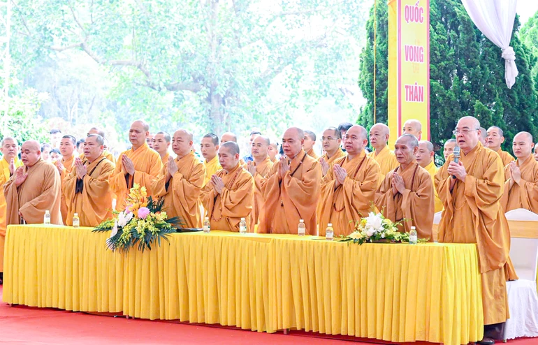 Chư tôn đức lãnh đạo Giáo hội, Ban Trị sự GHPGVN tỉnh Thanh Hóa tham dự Lễ tưởng niệm, cầu siêu tại Nghĩa trang Liệt sĩ Quốc tế Đồng Tâm