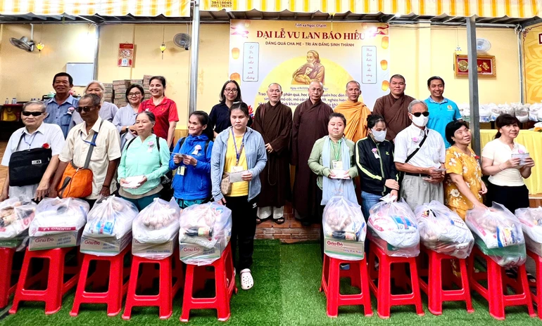 Tịnh xá Ngọc Chánh trao tặng 200 phần quà đến người dân tại địa phương