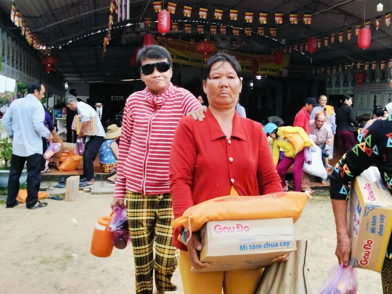 Người khiếm thị, có hoàn cảnh khó khăn nhận quà tại chùa Liên Hoa