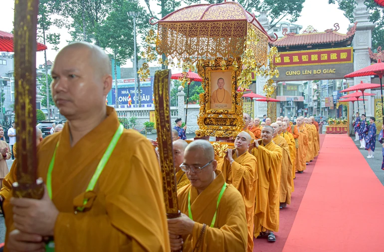 Cung rước giới bổ và di ảnh Trưởng lão Hòa thượng Thích Thanh Kiểm về Việt Nam Quốc Tự - Ảnh: Quảng Đạo/BGN
