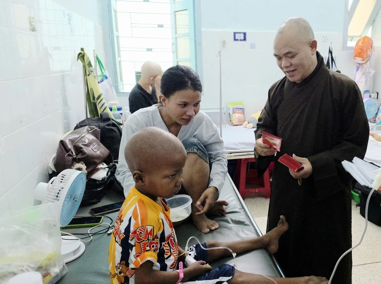 Thượng tọa Thích Quảng Pháp trao quà đến các bệnh nhi đang điều trị nội trú tại Bệnh viện Nhi đồng II TP.HCM