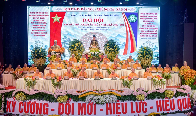 Chư tôn đức Chứng minh, Chủ tọa đoàn điều hành phiên thứ nhất Đại hội đại biểu Phật giáo tỉnh Lâm Đồng nhiệm kỳ 2026-2031 - Ảnh: Quảng Đạo/BGN
