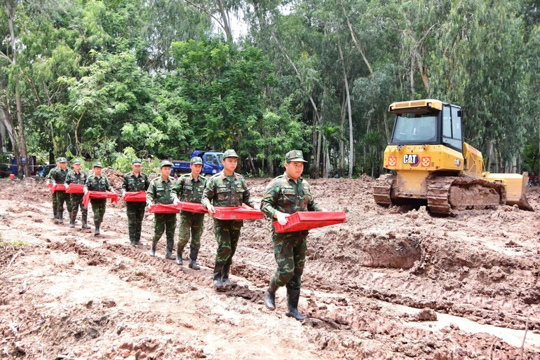 Đội Quy tập hài cốt liệt sĩ thuộc Bộ Tư lệnh TP.HCM đang thực hiện nhiệm vụ tại Công viên Lê Thị Riêng 