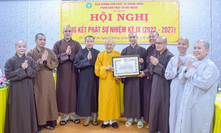 Hòa thượng Thích Khế Chơn trao Bằng Tuyên dương công đức đến tập thể Phân ban Phật tử Hải ngoại Trung ương - Ảnh: Quảng Đạo/BGN