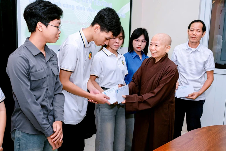 Ni sư Thích Đàm Hương trao học bổng đến các em sinh viên trường Đại học Hồng Đức - Ảnh: Đức Hòe