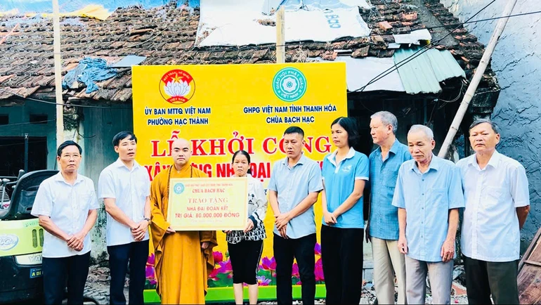 Đại đức Thích Nguyên Bảo trao bảng tượng trưng số tiền 80 triệu đồng hỗ trợ xây dựng nhà Đại đoàn kết cho hộ gia đình khó khăn 