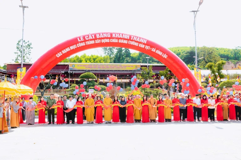 Chư tôn đức cắt băng khánh thành các hạng mục công trình xây dựng chùa Giáng - Ảnh: Đức Hòe