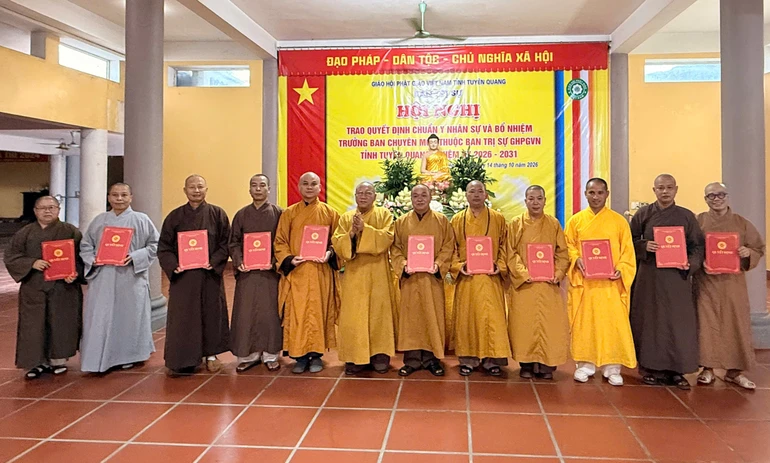 Hoà thượng Thích Gia Quang trao quyết định chuẩn y nhân sự đến các thành viên Ban Trị sự GHPGVN tỉnh Tuyên Quang