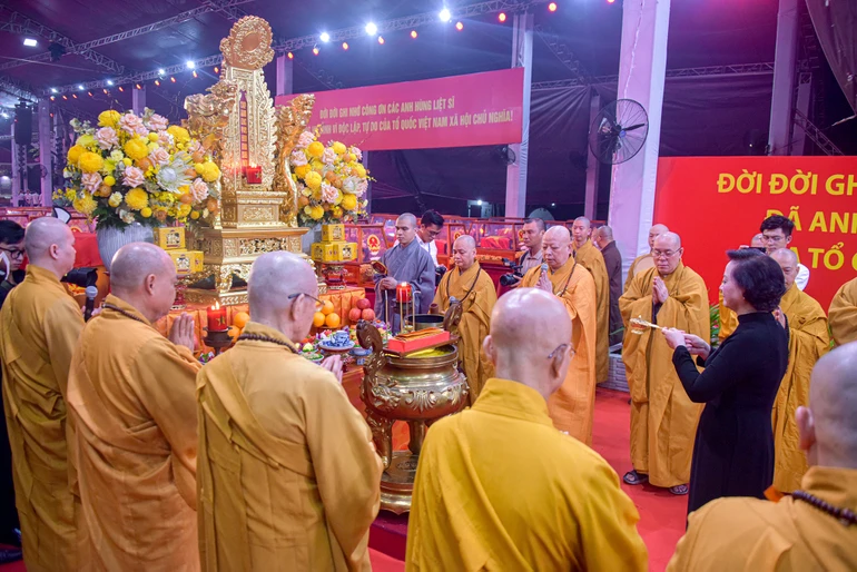Khóa lễ cầu nguyện anh linh 731 liệt sĩ tại Công viên Lê Thị Riêng trước giờ diễn ra Lễ tưởng niệm, truy điệu và an táng - Ảnh: Quảng Đạo/BGN