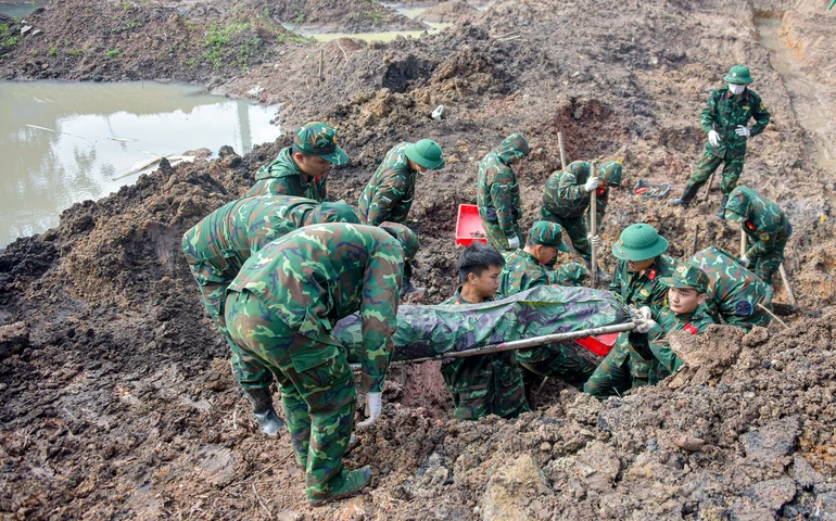 Đến hết ngày 17-10, lực lượng làm nhiệm vụ đã phát hiện, quy tập thêm 13 hài cốt liệt sĩ cùng 2 bộ di vật kèm theo - Ảnh: Quảng Đạo/BGN