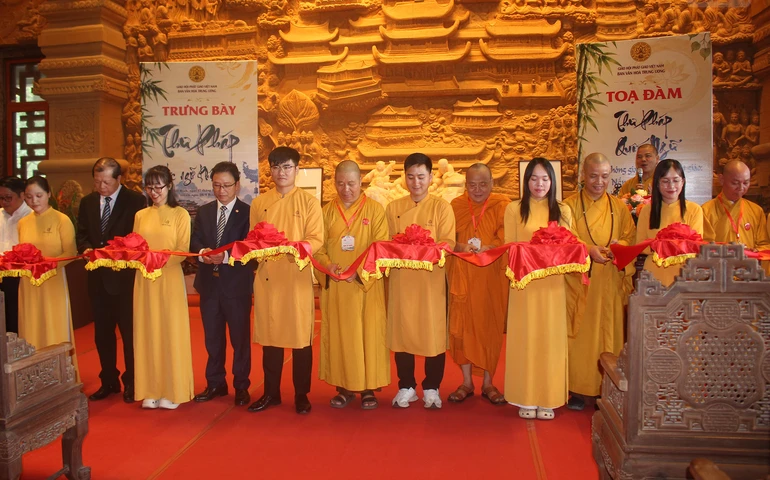 Cắt băng khai mạc triển lãm Thư pháp Quốc ngữ - Ảnh: CMK