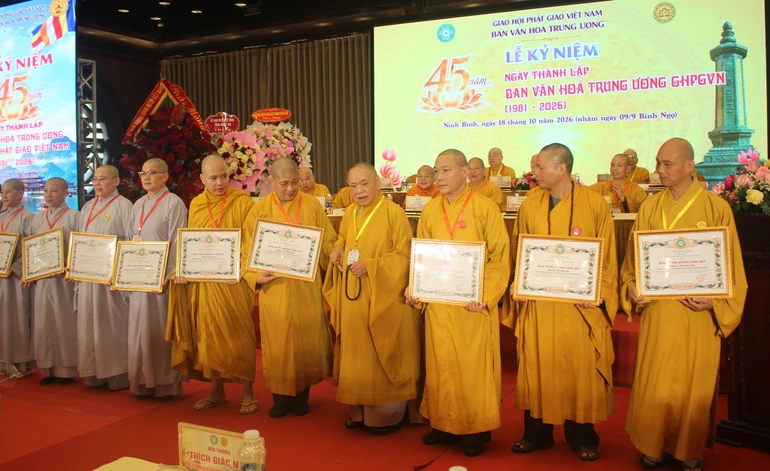 Các tập thể, cá nhân Ban Văn hóa Trung ương nhận Bằng khen nhân Kỷ niệm 45 năm thành lập - Ảnh: Chu Minh Khôi