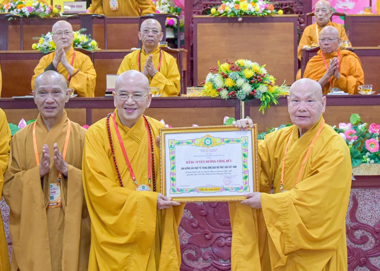Hòa thượng Thích Khế Chơn nhận Bằng tuyên dương công đức của tập thể Ban Hướng dẫn Phật tử Trung ương - Ảnh: Quảng Đạo/BGN