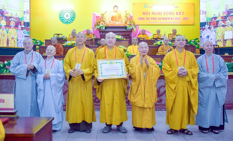 Tập thể Ban Từ thiện xã hội Trung ương nhận Bằng tuyên dương công đức của Trung ương Giáo hội - Ảnh: Quảng Đạo/BGN