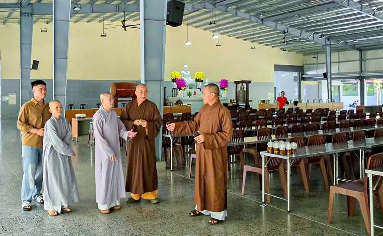 Ni trưởng Thích nữ Huệ Tuyến trao đổi cùng các thành viên trong đoàn