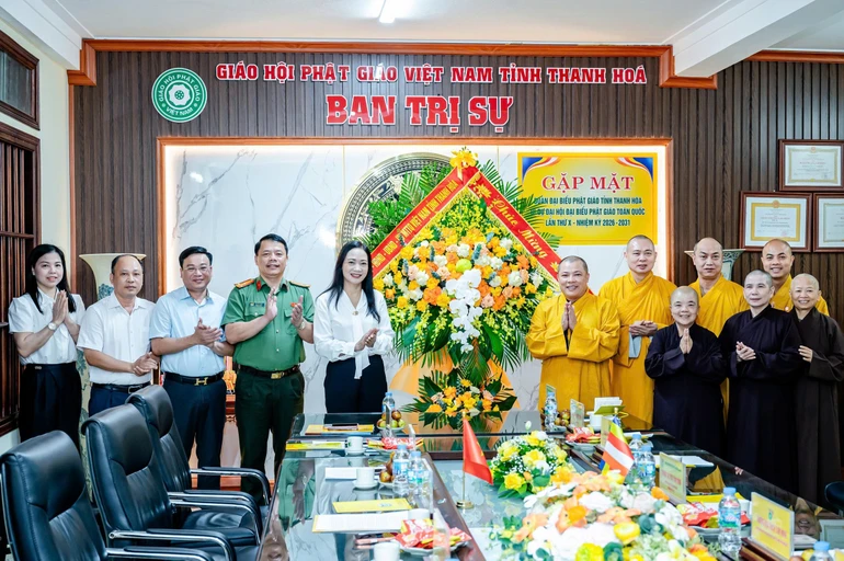  Lãnh đạo tỉnh Thanh Hóa tặng hoa chúc mừng đoàn đại biểu Phật giáo tỉnh tham dự Đại hội đại biểu Phật giáo toàn quốc lần thứ X - Ảnh: Đức Hòe