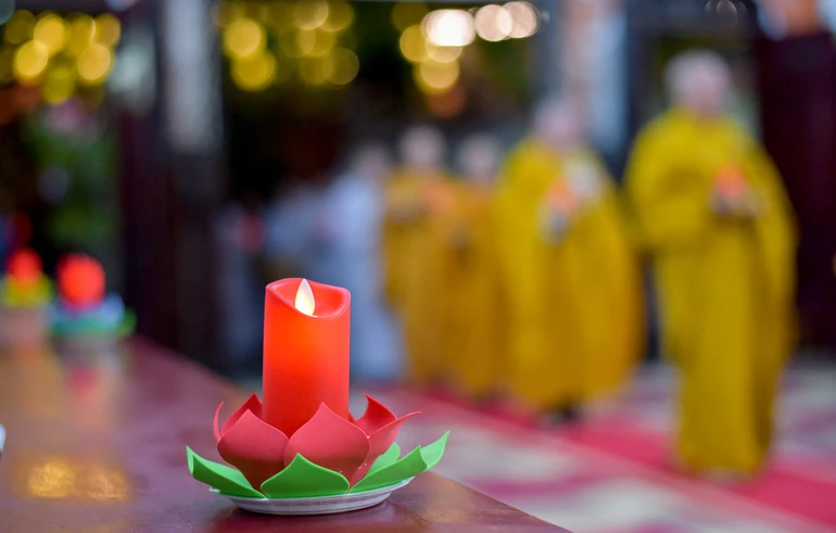 Ngọn nến tượng trưng cho tinh thần từ bi của Bồ-tát Quán Thế Âm được chư Tăng, Phật tử tổ đình Vạn Thọ thắp lên nhân ngày vía của Ngài - Ảnh: Quảng Đạo/BGN