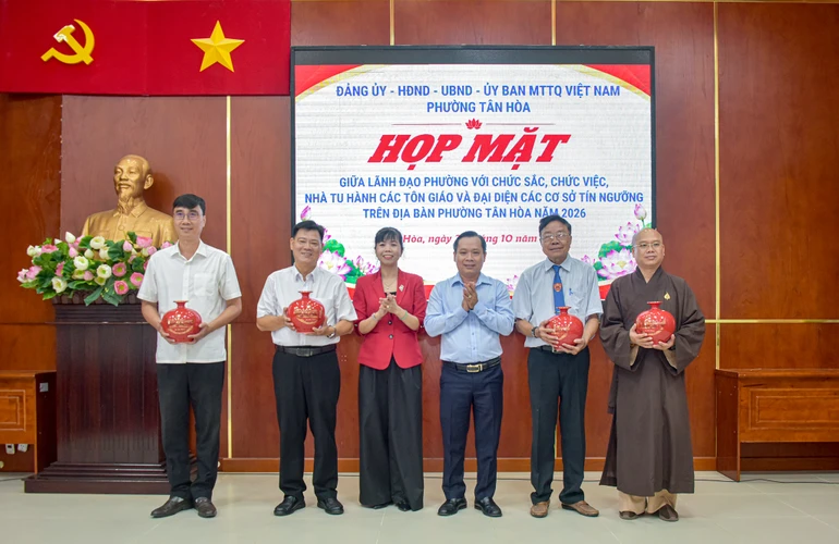Lãnh đạo phường Tân Hòa tri ân các cơ sở tôn giáo trên địa bàn đã chung tay cùng với chính quyền trong các công tác chăm lo an sinh xã hội - Ảnh: Quảng Đạo/BGN