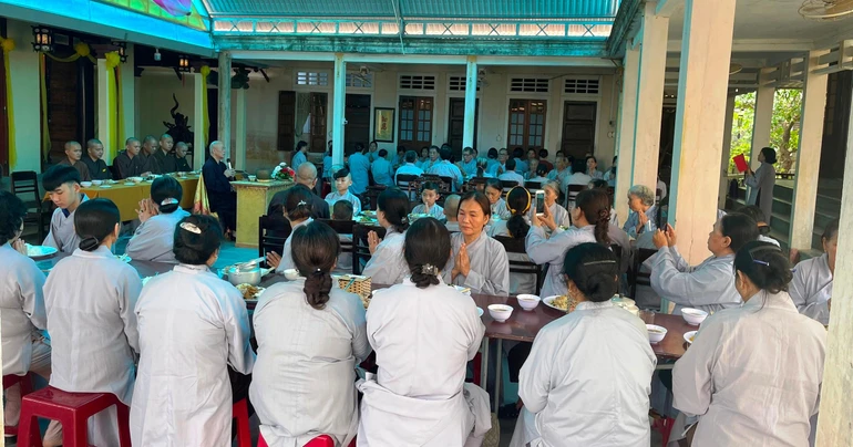 Chư Tăng và Phật tử trong bữa cơm chánh niệm tại chùa Phật Học