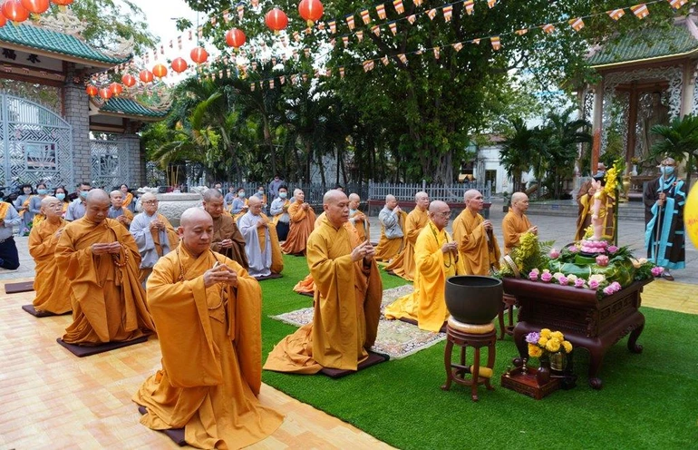 Chư tôn đức Ban Trị sự GHPGVN quận 12 cử hành Đại lễ Phật đản tại chùa Vĩnh Phước