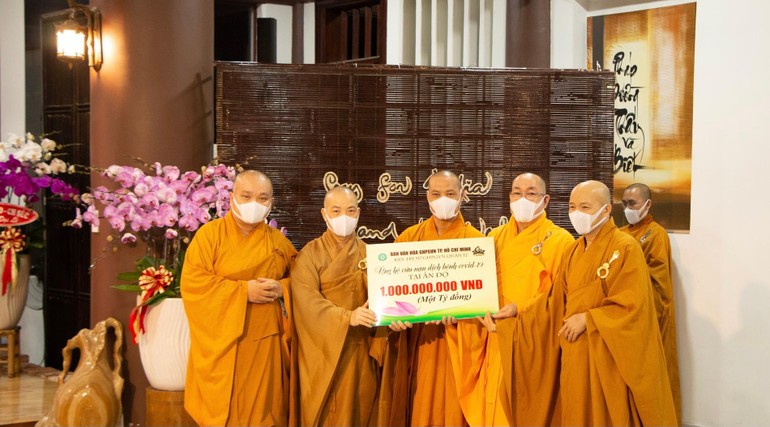 Trao bảng tượng trưng 1 tỷ đồng ủng hộ nhân dân Ấn Độ