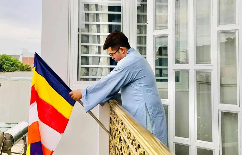 Phật tử ở TP.Thủ Đức treo cờ Phật giáo mừng Phật đản và kỷ niệm 40 năm thành lập GHPGVN - Ảnh: Ng.Truyền
